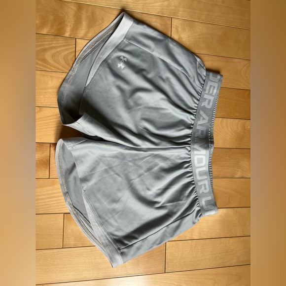 Under armour shorts, size extra small ( grey and black/pink) - Picture 2 of 3
